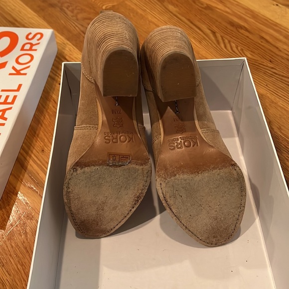 Michael Kors Wayland 7 1/2M desert suede ships without box - Picture 4 of 7